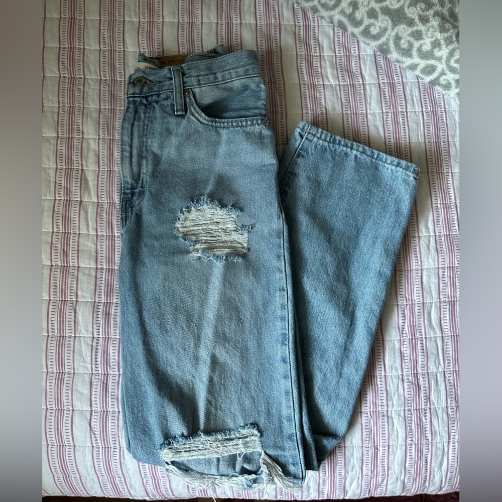 Levi’s light- washed 90’s baggy jeans